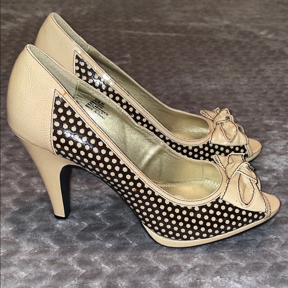 BONGO Faux Patent Leather 4” pumps w peep toe & bow accent. Multi texture. 9.5 - Picture 1 of 11